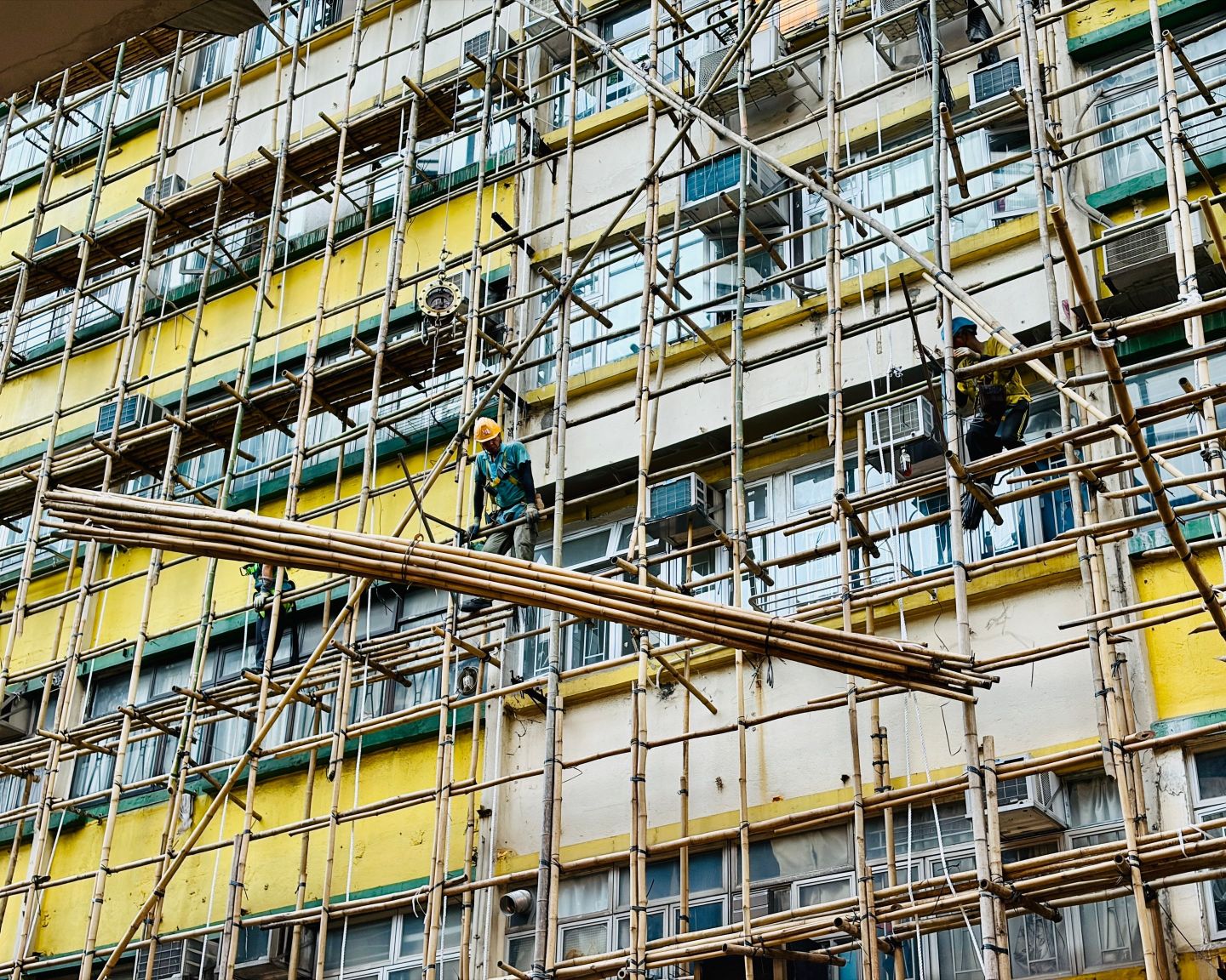 Wohngebäude mit Baugerüst vor der Fassade
